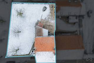 <div>
<div>
<div>
<div>
<div>
<div>
<p><strong>Halfopen bebouwing (3 gevels).</strong><br /><em>(Indien de schuur u interesseert: verkoopprijs inclusief schuur € 275.000)</em></p>
<p>Deze voormalige hoeve is gelegen aan de taalgrens tussen Landen en Lincent, aan het einde van een doodlopende straat, in een rustige landelijke omgeving met open zicht op de velden. Administratief gelegen in Vlaanderen maar ingeplant op het grondgebied van Lincent. Het perceel zal bij de notariële akte worden omheind.</p>
<p>De eigendom bestaat uit een woonhuis van ca. 190 m² en een schuur van ± 65 m² met garage en gemotoriseerde poort, ideaal voor een zelfstandige of ambachtsman. Gelegen in agrarisch gebied: de schuur kan niet worden omgevormd tot een extra wooneenheid, maar is wel geschikt als kangoeroewoning.</p>
<p>Het woonhuis beschikt op het gelijkvloers over twee ruime leefruimtes, een kitchenette en een badkamer met buitentoegang. Op de verdieping bevinden zich twee grote slaapkamers (20 en 25 m²) en een bureau van ± 8 m². De zolder is bereikbaar via een vaste trap en biedt uitbreidingsmogelijkheden.</p>
<p>De tuin ligt aan de linkerzijde van de woning. Rechts van de garage is er een erfdienstbaarheid die toegang verleent tot terras en tuin.</p>
<p>Technisch: geen centrale verwarming, niet-geïsoleerd dak, niet-conforme elektriciteit en oudere houten ramen met dubbele beglazing. Gezonde structuur met opfrissingswerken en mooi meerwaardepotentieel.<br />Momenteel verhuurd.</p>
</div>
</div>
</div>
</div>
</div>
</div>
<br />EPC : F - 1016 kWh/m² an - 20251030-0003717592-RES-1<br />goestinf voor een bezoek? 0499 38 93 42