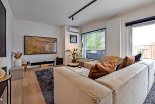 Dit prachtig instapklaar penthouse te Koksijde Sint-Idesbald is recent volledig gerenoveerd. Het lichtrijke appartement beslaat een bewoonbare oppervlakte van maar 99m² en bestaat uit een gezellige leefruimte voorzien van meerdere glaspartijen, een open totaal ingerichte leefkeuken, 2 slaapkamers elk voorzien van maatkasten en hun eigen badkamer, 2 bergingen en 2 aparte toiletten. Langs beide kanten zijn er prachtige terrassen (100 m²) zodat u op elk moment van de dag van de zon kan genieten. Tevens zijn 2 extra privatieve kelderbergingen voorzien. Dit penthouse is ideaal gelegen pal in het centrum van Sint-Idesbald en op wandelafstand van het strand. Vraag nu uw bezoek aan om deze exclusieve parel aan de kust te ontdekken. EPC: 234 UC: 3615332 (klasse C) (Ref. NI23161)