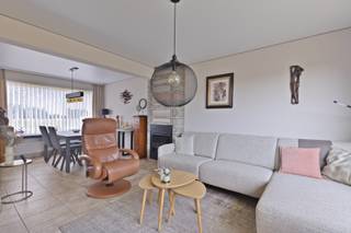 Verzorgde gezinswoning met garage en tuin. Deze half open bebouwing ligt in een rustige verkaveling aan de rand van het centrum. <br />Deze woning ligt in een doodlopende straat en heeft langs 3 kanten ontsluiting.<br />Voor de woning is een erg brede groenstrook waardoor men ver verwijderd is van alle verkeer.<br /><br />Met douchekamer op het gelijkvloers en badkamer op de verdieping.<br />Met 3 ruime slaapkamers, allen met rechte muren.<br />Er is centrale verwarming op aardgas over de ganse woning.<br />De woning werd grondig gerenoveerd in 1997 en recent nogmaals in 2023.