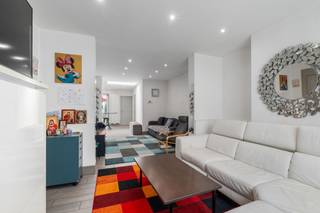 Op een steenworp van de Place du Miroir in Jette ontdekt u deze prachtige eengezinswoning, ideaal gelegen in een gewilde residentiële wijk. U geniet er van een aangename woonomgeving, op directe nabijheid van het openbaar vervoer, winkels, scholen en alle dagelijkse voorzieningen.<br /><br />Met een oppervlakte van meer dan 170 m² overtuigt deze woning door zijn mooie volumes, lichtinval en functionele indeling. Het gelijkvloers bestaat uit een ruime woonkamer en een eetkamer in enfilade, die samen een gezellige en warme leefruimte vormen. Deze openen naar een open, volledig uitgeruste keuken, aangevuld met een praktische berging/wasruimte. U vindt er ook een badkamer met inloopdouche en een prachtige tuin zonder inkijk, ideaal om in alle rust van mooie dagen te genieten.<br /><br />De eerste en tweede verdieping worden ontsloten via een ruime nachthal die toegang geeft tot 2 grote slaapkamers, en bieden al het nodige comfort voor een gezin.<br /><br />Een niet te missen kans voor gezinnen die op zoek zijn naar een ruime en perfect gelegen woning in Jette.<br /><br />