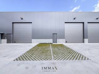Het recent ontwikkelde bedrijventerrein Portis bestaat uit 49 moderne KMO-units, met oppervlaktes van 164 m² tot 1183 m². Deze units vormen een ideale uitvalsbasis voor lokale ondernemingen, start-ups en kleinschalige KMO’s.<br /><br />Gebouwd met hoogwaardige en milieuvriendelijke materialen, voldoen de units aan de strengste kwaliteits- en duurzaamheidsnormen. Ze zijn bovendien aantrekkelijk als investeringsobject, dankzij het potentieel voor een stabiel en interessant rendement!<br /><br />De units worden casco opgeleverd, wat de nieuwe eigenaar volledige vrijheid biedt om de inrichting af te stemmen op de eigen noden en activiteiten. Elke unit is standaard uitgerust met: individuele regenwaterput van 10.000l - sanitaire ruimte - lichtarmaturen - geïsoleerde sectionaalpoort (4,5m B op 4,8m H) met aparte toegangsdeur - min. 2 parkeerplaatsen - brievenbus. Mogelijkheid tot het installeren van zonnepanelen bovenop de unit. <br /><br />Troeven: <br />- Strategische ligging ~ AA-locatie met uitstekende bereikbaarheid<br />- Ruime manoeuvreerruimtes voor vrachtwagens en opleggers <br />- Instapklare entiteiten<br />- Duurzame wegenis in betonverharding (geen asfalt)<br />- Ruime laad- en loszones <br />- Voldoende parkeergelegenheid <br />- Vrije hoogte van 6m<br /><br />Voor verdere informatie of vrijblijvend bezoek contacteer Céline op 0476 60 60 23 of mail naar celine@immax.be