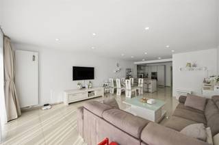 Dit ruime, in 2016 vernieuwde huis beschikt over een terras en een zonnige tuin.De woning is uitgerust met een Google-deurbel die u eenvoudig met...