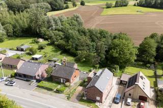 Deze instapklare charmante alleenstaande woning is ideaal voor wie op zoek is naar veel ruimte. De woning is volledig onderkelderd.  155 m² dat kan dienen als atelier, als hobby ruimte, als extra slaapkamers, als kangoeroe woning, als extra parkeerplaatsen. Mooie potentieel bovenop de heel gezellige woongedeelte dat ook veel plaats en comfort biedt met een indeling als volgt:<br /><br />Gelijkvloers : inkomhal, apart toilet, open leefruimte met veel daglicht in connectie met de toffe ingerichte keuken. Steeds op het gelijkvloers 2 grote slaapkamers, 1 bureel en de badkamer.<br />U kan dus volledig gelijkvloers woning indien u liever geen trappen doet. <br /><br />Eerste verdieping : ingerichte zolder met tweede badkamer en extra kamers. Ook ideaal als extra berging, hobby of extra slaapkamers. <br /><br />De prachtige tuin is volledig zuidgericht. Mooi perceel van 1200 m². Ideaal voor tuinliefhebbers en perfect voor de kinderen en de huisdieren. <br /><br />De woning is zo goed als instapklaar. Er zijn nog wat kleine verfraaïngswerken zoals verven en tuinieren.<br />Er is geen renovatieplicht in Wallonië. Het EPC is F juist aan de rand met D. Zonnepanelen aanwezig. <br />Op 5 min rijden van het centrum van Ronse.  Gemakkelijke bereikbaarheid. <br />We helpen u graag verder met jullie zoektocht naar een nieuwe woonst. Contacteer Fabienne 0475/34.00.40 voor meer info en bezoek. <br /><br /><br /> 
