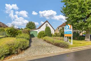 <p>Op een gunstige ligging in Roosdaal bevindt zich deze <strong>op te frissen landelijke woning</strong>. Winkels, scholen en openbaar vervoer bevinden zich in de nabije omgeving. Ook de belangrijkste verbindingswegen richting Brussel, Halle en Ternat zijn op slechts enkele minuten rijden bereikbaar. De woning biedt, mits renovatie, tal van mogelijkheden en kan worden omgetoverd tot een moderne landelijke woning met veel charme en cachet. Het gelijkvloers omvat een inkomhal, een apart toilet, een gezellige leefruimte, een keuken, een overloop, een berging, <strong>een garage</strong> die tevens dienst kan doen als extra bergruimte, <strong>twee slaapkamers</strong> en een badkamer.</p><p>Via <strong>een vaste trap bereikt u de ruime zolderverdieping</strong>, waar eenvoudig nog twee bijkomende kamers kunnen worden ingericht. Buiten beschikt de woning over een voortuin met <strong>oprit, een gezellig aangelegde tuin</strong> met tuinhuis en een <strong>aangenaam terras</strong> waar het heerlijk vertoeven is. Verwarming op accumulatie - Buitenschrijnwerk in hout dubbel glas - Dak met pannen en isolatie. Vastgoedinlichtingen bij overdracht in aanvraag.</p>
