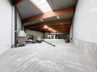 <span><strong><u>OPPERVLAKTEN:</u></strong><br /><strong><em>Constructie - bewoonbare oppervlakten</em></strong><br /><strong>Magazijn: </strong>± 700 m²</span><br /><span>Parking voor de loods</span><br /><br /><span><strong><u>INDELING</u></strong><u>:</u></span><br /><span><strong><u>Magazijn:</u></strong></span><br /><span>Magazijn/opslagruimte, bureelruimte, toilet+lavabo, mezzanine.</span><br /><br /><span><strong><u>AFWERKING</u></strong><u>:</u></span><br /><span><strong><u>Magazijn:</u></strong><strong> </strong>Betonnen constructie - gladde betonpanelen - gepolierde en gewapende betonvloer – plat dak (sandwichpanelen met isolatie) en lichtstraat – elektrische sectionaalpoort Hormann met geïntegreerde ingangsdeur (B: 4,75m; H: 4,75m) - sanitair - vrije hoogte: 5,70m , nok: 6,75m – TL-verlichting.</span><br /><br /><span><u>Algemene staat</u>: instapklaar</span><br /><br /><span><strong><u>GROTE TROEVEN van dit bedrijfspand:</u></strong><br />- Toegankelijkheid grote vrachtwagens: manoeuvreerruimte op parking<br />- Laadpalen en camerabewaking op de site</span><br /><br /><span><strong><u>BESTEMMINGSMOGELIJKHEDEN:</u></strong></span><br /><span>Volgens het gewestplan Ieper-Poperinge  gelegen op ambachtelijke zone: de gebieden voor ambachtelijke bedrijven en de gebieden voor kleine en middelgrote ondernemingen. Deze gebieden zijn mede bestemd voor kleine opslagplaatsen van goederen, met uitzondering van afvalproducten van schadelijke aard, recyclage en opslag van banden.</span><br /><br /><span><strong><u>NUTSVOORZIENINGEN</u></strong><u>:</u><br />Water, elektriciteit (drijfkracht, 3 x 400V, 40A), riolering.</span><br /><br /><span><strong><u>LIGGING:</u></strong></span><br /><span>Centrale ligging: langs de N8 Ieper-Veurne. Goede verbinding naar de A19 en naar de kust.</span><br /><br /><span><u>* Bijzonderheden:</u></span><br /><span>- Onroerende voorheffing ten laste van de huurder € 2,90/m²</span><br /><span>- Brandverzekering € 1,75/m²</span><br /><span>- Elektriciteit en water met tussentellers</span><br /><span>- Verhuurprijzen excl. btw</span><br />- Onze referentie op<strong> </strong><strong>www.centro.be</strong>: <strong>P0377-20 </strong>of contacteer ons via <strong>050700102</strong><strong>.</strong><br /><br /><strong>CENTRO | </strong><strong>BEDRIJFSVASTGOED </strong><strong> </strong>is reeds 23 jaar <u>gespecialiseerd in de bemiddeling van commercieel- en bedrijfsvastgoed </u>in West- en Oost Vlaanderen.<br /><strong>Wilt u ook weten hoeveel uw bedrijfsgebouw waard is?</strong><br />Contacteer ons vrijblijvend voor een marktconforme waardebepaling van uw pand. <br /> 