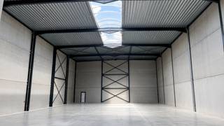 Ontdek het gloednieuwe KMO-project Gruuthuse in Oostkamp.<br /><br />Dit modern bedrijvenproject bevindt zich op een strategische locatie in het hart van West-Vlaanderen. <br />Ideaal voor ondernemingen die nood hebben aan extra ruimte of op zoek zijn naar een interessante investering.<br /><br />De kmo-units in Oostkamp bevinden zich op een uitstekende locatie in de nabijheid van de grote steden zoals Brugge en Gent , waardoor ze kunnen bijdragen aan een bloeiende economische omgeving die tal van zakelijke kansen bieden.<br /><br /><br />Troeven: <br />* Aparte kantoorruimte met twee verdiepen <br />* Toplocatie nabij Brugge en Gent - vlotte verbinding met de E40 en E403 <br />*Duurzame BEN gebouwen <br />*Casco oplevering met een oppervlakte van 778,89 m² <br />*Mogelijkheid tot diverse optiepakketten<br />*3 parkeerplaatsen<br />*Industriële, gepolierde gewapende betonvloer<br />*Lichtstraat in meerwandige polycarbonaatplaten met aluminium profielen<br />*Aluminium schrijnwerk met elektronische sectionale poort<br /><br />Onmiddellijk beschikbaar of beschikbaar op zeer korte termijn!<br /><br />Interesse?<br />Contacteer Simon via 0498 12 37 08 of mail naar simon@vicusvastgoed.be