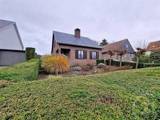 <p>Instapklare, gerenoveerde woning op 1649 m².</p><p><br />Deze mooie gerenoveerde woning biedt u alle comfort, ruimte en energiezuinigheid die u zoekt. Gelegen op een royaal perceel van 1649 m² in een rustige en groene omgeving. Ideaal wie houdt van kwaliteit en privacy.<br />Binnenin ontdekt u een leefruimte met een nieuwe, volledig uitgeruste koverakeuken voorzien van een granieten werkblad, vaatwasser, oven, microgolfoven en een amerikaanse koelkast.<br />Dankzij de airco en goede isolatie geniet u het hele jaar door van een aangenaam binnenklimaat.<br />Op het gelijkvloers bevindt zich een comfortabele slaapkamer met badkamer met inloopdouche. De eerste verdieping telt drie volwaardige slaapkamers en een badkamer met toilet, bad en enkel meubel.<br />De woning is volledig onderkelderd met tal van mogelijkheden. Extra bergruimte, hobbyruimte,... In de kelder vindt je bovendien een extra douchekamer.<br />Verder beschikt de woning over zonnepanelen, laadpaal en alarmsysteem.<br />Dit is een unieke kans om een instapklare, energiezuinige en rustig gelegen woning te kopen die voldoet aan de hedendaagse comfortnormen.</p><p>EPC: 287 UC: 20251125-0003742419-RES-1</p><p>Wil jij meer informatie over deze woning? Bel ons dan op 016 90 10 21 of mail naar info@future-home.be.</p><p>Woongebied met landelijk karakter en agrarisch gebied, Vergunning, Geen verkavelingsvergunning, Geen dagvaarding, Voorkooprecht<br /> </p>