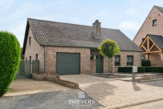 Voor meer info en foto’s, surf naar www.swevers.be – Rustig en ruim wonen in Oudsbergen? Aan de Dreesstraat 10 vindt u deze vrijstaande woning uit 1992 met 237 m² bewoonbare oppervlakte, drie ruime slaapkamers en een zonnige tuin op een perceel van 873 m². Het gelijkvloers beschikt over een royale woonkamer van 45,33 m² met plaats voor een gezellige zithoek en eethoek, een keuken van 16,64 m² met vernieuwde toestellen, een badkamer met inloopdouche en een toilet. Op de eerste verdieping liggen drie volwaardige slaapkamers van 24,60 m² en tweemaal 16,64 m², samen met een afzonderlijk toilet met lavabo. Aan opbergruimte geen gebrek dankzij de ruime kelder van 64,71 m², de zolder van 13,56 m², de kruipkelder en de garage. Buiten geniet u van een volledig omheinde, zuidgerichte tuin met onderhoudsvriendelijk kunstgras, een overdekt terras en zonneluifels: ideaal om in alle privacy te ontspannen. Extra troeven zijn de zonnepanelen met groenestroomcertificaten, dakisolatie, vernieuwde gasverwarming, pelletkachel, rolluiken, spouwmuurisolatie en conforme elektriciteit. Bovendien is de woning asbestvrij en beschikt ze over een gunstige EPC-score, dicht bij label B. De rustige ligging combineert privacy met een vlotte bereikbaarheid van winkels, scholen en openbaar vervoer. Zin in een bezoek? Bel 011 255 155. Bron bewoonbare oppervlakte: EPC – verslag