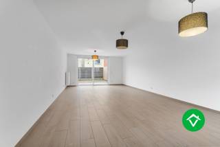 Deze totaal vernieuwde woning bestaat uit: inkomhal - bureauruimte - berging - wasplaats - toilet - badkamer - keuken - ruime living - terras - tuin - binnenkoer - nachthal - 2 slaapkamers - zolder. <br /><br />Troeven van deze woning: <br /><br />- centrale ligging <br />- volledig vernieuwd <br />- instapklaar <br />- energiezuinig label C