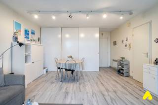Vous cherchez un studio entièrement prêt à emménager avec un emplacement inégalé ? Découvrez ce bijou sur la Dynastielaan, juste en face de la plage, offrant une large terrasse et une vue frontale sur la mer spectaculaire ! Le studio est immédiatement habitable et constitue un investissement idéal, la propriété étant actuellement louée.<br />L'aménagement est optimisé :
<ul>
<li>Séjour spacieux avec coin repas et un coin nuit intégré de manière très subtile. </li>
<li>Cuisine séparée et fonctionnelle</li>
<li>Salle de bain avec douche à l'italienne, lavabo et toilettes.</li>
<li>Large terrasse qui vous offre une vue frontale phénoménale sur la mer ! (Parfait pour une table et des chaises longues).</li>
</ul>
Cet appartement est situé dans un immeuble avec pas de grosses charges communes, ce qui ajoute à son attrait en tant qu'investissement ou résidence secondaire.<br /><br /><u><strong>ATOUTS:</strong></u>
<ul>
<li>Vue frontale sur la mer et directement sur la digue</li>
<li>Entièrement prêt à emménager et immédiatement disponible</li>
<li>Large terrasse avec espace pour le mobilier</li>
<li>Pas de grosses charges communes</li>
<li>Coin nuit intégré et cuisine séparée et fonctionnelle</li>
</ul>