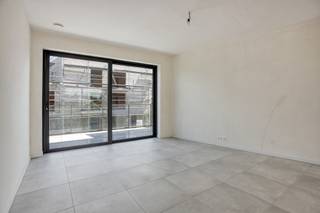 !! OPENDEURDAG OP ZATERDAG 27 JUNI 2026 VAN 10.00 UUR - 12.30 UUR !!<br /><br />Dit ruime en moderne nieuwbouwappartement maakt deel uit van het stijlvolle Project Adelaer in Aarschot. Momenteel zit het appartement in de afwerkingsfase en dient de keuken nog te worden geïnstalleerd.<br /><br />Dankzij de doordachte architectuur, grote raampartijen en een optimale indeling geniet je hier van een uitzonderlijk lichtrijke leefruimte met aansluitend de open keuken, wat zorgt voor een ruim woongevoel.<br /><br />Het appartement is zeer energiezuinig, wat resulteert in lage energiekosten en een toekomstgerichte woonkwaliteit. Bovendien werd er gewerkt met hoogwaardige materialen, waardoor je in elke ruimte geniet van een duurzame en kwalitatieve afwerking.<br /><br />Het appartement beschikt over twee volwaardige slaapkamers en één badkamer, ideaal voor wie op zoek is naar een praktische en comfortabele indeling. De twee terrassen bieden een aangename plek om van de buitenlucht te genieten.<br /><br />Een bijzonder pluspunt is de ondergrondse privégarage die inbegrepen is in de prijs. Vanuit deze garage heb je rechtstreekse toegang tot het appartement, wat zorgt voor extra comfort, veiligheid en gebruiksgemak. <br /><br />Daarnaast hoort er ook nog één ondergrondse parkeerplaats bij het appartement, die verplicht mee aan te kopen is. Het geheel valt onder de 21% btw‑regeling.<br /><br />De totale prijs voor het appartement, inclusief de ondergrondse parkeerplaats, grond, constructie, BTW en registratierechten, bedraagt 461.654,00 euro.<br /><br />Interesse? Boek dan nu je bezoek te plaatse via philippe@sophimo.be of +32 498 59 84 11