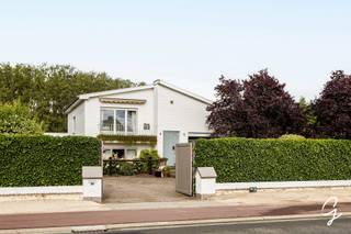 <p>Te koop te Berlare!<br />Midden in het groen en met een adembenemend uitzicht over de omliggende velden, bevindt zich deze charmante woning die rust, ruimte en natuur perfect combineert. Hier geniet u dagelijks van een landelijke omgeving terwijl u zich op wandelafstand bevindt van Nieuwdonk, de Eendenkooi en tal van prachtige fiets-, wandel- en ruiterroutes.<br />Bij het betreden van de woning komt u terecht in een ruime en lichtrijke leefruimte. De volledig geïnstalleerde keuken biedt alle comfort voor dagelijks gebruik en sluit rechtstreeks aan op de gezellige veranda. Deze vormt zonder twijfel een van de mooiste plekken van de woning, waar u in alle seizoenen kunt genieten van het unieke verzicht op de achterliggende velden.<br />Verder beschikt de woning over drie mooie en volwaardige slaapkamers, ideaal voor een gezin of voor wie graag extra ruimte heeft voor een hobby- of bureelkamer. <br />De badkamer is uitgerust met een comfortabel ligbad.<br />Wat deze eigendom werkelijk uniek maakt, zijn de uitgebreide mogelijkheden voor dieren- en paardenliefhebbers. De woning beschikt over twee paardenstallen die inbegrepen zijn in de prijs. <br />Daarnaast zijn er twee garages aanwezig, wat zorgt voor extra comfort en voldoende ruimte voor het stallen van voertuigen, fietsen, materiaal of opslag. Alsook Kelderruimte met buitenlicht aanwezig die kan dienen als bureau, stockage en/of extra slaapkamers.<br />Deze eigendom vormt een zeldzame kans voor wie op zoek is naar een woning op een topligging, omringd door natuur en met alle mogelijkheden om een landelijke levensstijl te combineren met comfort. Het prachtige uitzicht, de aanwezige paardenfaciliteiten en de nabijheid van talrijke recreatiemogelijkheden maken van deze woning een unieke parel in het hart van Donk.<br />Interesse? Contacteer collega Bernhard 0476 022 089 - bernhard@cornelis-goeman.be</p>