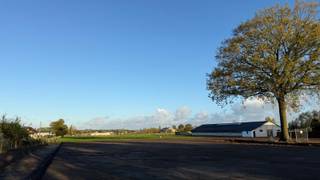 In de landelijke Proosdijstraat in Hertsberge (Oostkamp) biedt Danneels vijf ruime villabouwgronden te koop aan.<br /><br />Je woont hier in een rustige, groene omgeving met zicht op de omliggende velden – en dat op korte afstand van Brugge en het centrum van Oostkamp.<br /><br />De percelen variëren van 581 m² tot maar liefst 3.500 m². De twee grootste kavels combineren een bouwzone met een agrarisch gedeelte, waardoor je hier geniet van een uitzonderlijk gevoel van ruimte en privacy.<br /><br />Alle gronden zijn vrij van bouwverplichting: je kiest dus zelf wanneer en met wie je bouwt.<br /><br />Deze ligging in Hertsberge biedt het beste van twee werelden; een landelijke dorpssfeer met veel groen én alle voorzieningen dichtbij. Scholen, handelszaken, openbaar vervoer en uitvalswegen zoals de E40 bereik je in enkele minuten.<br /><br />Wonen in Hertsberge is wonen in rust, met vrijheid om je droomwoning waar te maken.