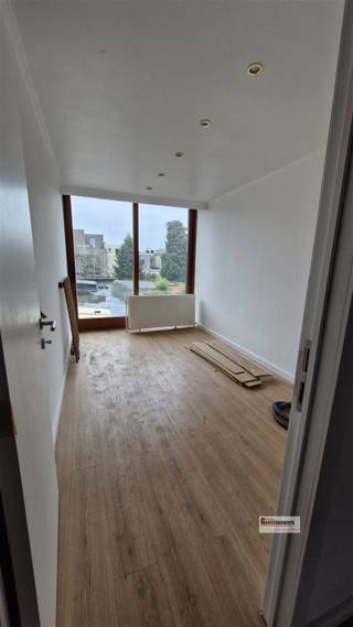 Zeer goed gelegen duplex-appartement met twee a drie slaapkamers. De garage op het gelijkvloers hoort er niet bij.DIchtbij Boekenbergpark en...