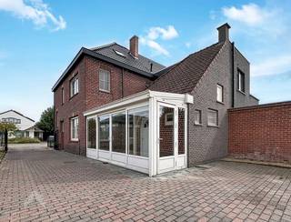 <p>Deze woning biedt een goede basis voor wie op zoek is naar een woning die verder naar eigen smaak kan worden opgefrist. Het dak werd volledig vernieuwd. De woning zelf kan nog wat liefde en opfrissing gebruiken.</p>
<p>Op het gelijkvloers bevinden zich een leefruimte met zit- en eetgedeelte, een praktische keuken, badkamer en apart toilet. Op de verdieping zijn er 2 ruime slaapkamers en een geïsoleerde zolder die extra bergruimte biedt. Daarnaast beschikt de woning over een kelder.</p>
<p>De buitenruimte omvat een ruim terras van 40 m², een zuidwestgerichte tuin en een veranda. Verder zijn er een garage en maar liefst 6 parkeerplaatsen.</p>
Extra troeven:<br /><br />
<ul>
<li>Dak volledig vernieuwd in 2026</li>
<li>Terras van 40 m²</li>
<li>Zuidwestgerichte tuin</li>
<li>Veranda</li>
<li>Garage</li>
<li>6 parkeerplaatsen</li>
<li>Geïsoleerde zolder</li>
<li>Kelder</li>
<li>Woning met verdere renovatiemogelijkheden (ZONDER RENOVATIEPLICHT)</li>
</ul>
<p>Een interessante woning voor wie zelf wil renoveren en naar eigen smaak wil inrichten.<br /><br />Deze woning is te koop ZONDER makelaar via het concept van Smart Houses. Wenst u verdere inlichtingen of een bezoek? Contacteer rechtstreeks de eigenaar via +32486668360</p>
