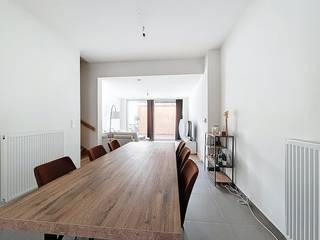 In the Spreeuwenbergstraat in Veurne, we find this recently renovated 2-bedroom house for rent. The house is located near the center of Veurne,...