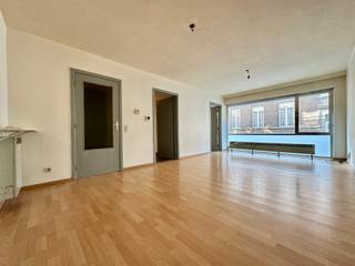 Welkom in Tienen! Langs de Aandorenstraat, kan je dit éénslaapkamerappartement terugvinden. Een ideale locatie om vlot te navigeren buiten de stad...