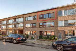 Dit gunstig gelegen appartement aan Adrinkhovenlaan 169 bus 002R in Borsbeek is gelegen in een aangename en rustige woonwijk met vooral gezinswoningen. Dankzij de uitstekende MOBI-score van 8,9 bevinden winkels, scholen, openbaar vervoer en parken zich op wandelafstand. Ook de bereikbaarheid is een plus: Station Antwerpen-Berchem ligt op ca. 3,9 km, het centrum van Antwerpen op ca. 6 km en ook de autosnelweg ligt op maar 1,9km van de woning.<br /><br />Via de inkomhal met een handige bergruimte betreedt u de ruime en lichtrijke leefruimte met open, volledig uitgeruste keuken en eethoek. De open indeling zorgt voor een aangenaam ruimtegevoel en veel lichtinval. Het appartement beschikt over twee volwaardige slaapkamers, waarvan één met toegang tot een klein terras. Verder is er een verzorgde badkamer uitgerust met een douche in een ligbad en een apart toilet. <br /><br />De garagebox aan de overzijde van de straat is verplicht mee aan te kopen (€ 25.000) en vormt een grote troef in deze buurt waar parkeergelegenheid schaars is.<br /><br />Het gebouw kreeg in september 2019 een volledig nieuw, geïsoleerd dak met duurzame rubberafwerking (levensduur ca. 50 jaar). Verder heeft het appartement een energiezuinig EPC-label C, dus er is geen renovatieverplichting van toepassing. Ook is de woning asbestveilig en is de elektriciteit volledig conform tot 2039!<br /><br />Troeven:<br />- Instapklaar appartement<br />- Garagebox<br />- Nieuw geïsoleerd dak (2019)<br />- MOBI-score 8,9 en vlotte bereikbaarheid<br />- Lage algemene kosten