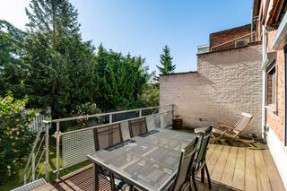 Interesse in deze prachtige bel-etage? Bekijk de virtuele toer en maak via Livitas.be ONLINE je afspraak.<br />Op zoek naar een echt instapklare woning met perfecte isolatie, zonnepanelen en een zonnig terras?<br />Nabij scholen, winkels en openbaar vervoer ligt deze bel-etagewoning om opnieuw bewoond te worden door en tof koppel.<br />Het gelijkvloers is voorzien van een ruime garage met oprit, een achterliggende kamer die dikwijls dienst doet als kantoor of logeerkamer, de wasplaats en toegang tot het terras.<br />De eerste verdieping bevat een zonnige woonkamer met half-open keuken met de nodige toestellen zoals een kookvuur op gas, oven en vaatwasser.<br />Het leuke is dat je vanuit je woonkamer onmiddellijk toegang hebt tot je terras met een prachtig, groen uitzicht.<br />Drie slaapkamers liggen op de tweede verdieping, samen met de badkamer met een douche-in-bad systeem.<br />Centrale verwarming op gas (Vaillant), zonnepanelen voor een mooi rendement, dubbele beglazing, geïsoleerd dak en nog veel meer....<br />Wacht niet te lang en maak vandaag nog ONLINE je afspraak via Livitas.be