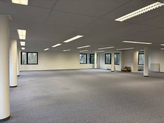 Kantoorgebouw te koop met zichtbaarheid vanop de Ring te Roeselare met een bruikbare oppervlakte van 3.222m² en bijhorende parking voor 92...