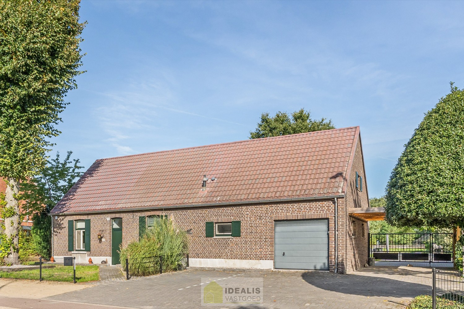 IDEALIS VASTGOED – KARAKTERISTIEKE INSTAPKLARE LANGGEVELHOEVE MET 5 SLAAPKAMERS, SFEERVOLLE LEEFRUIMTE EN AANSLUITEND VERANDA MET VOLZICHT OP DE PRACHTIGE TUIN EN ACHTERLIGGENDE WEILANDEN OP EEN PERCEEL VAN MAAR LIEFST 1,6 HECTARE (16.000M²)!! Deze karakt - foto 4