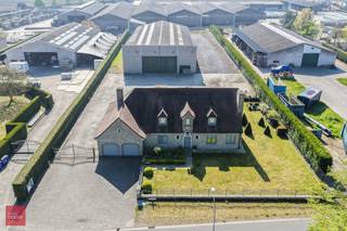 Zeer goed gelegen ruime villa met bijhorend magazijn, ideaal voor wie wonen en werken wil combineren.De villa omvat een inkomhal, lichtrijke living...