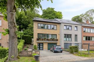 Immo Pické biedt U deze instapklare en uiterst rustig en residentieel gelegen woning aan grenzend aan het park DRIE FONTEINEN. Deze woning is daarnaast gelegen in de onmiddellijke omgeving van scholen, winkels, openbaar vervoer en de belangrijkste verbindingswegen.<br />We betreden deze woning via een ruime inkomhal met ingebouwde vestiairekast en gastentoilet. Deze inkomhal geeft uit op een berging, wasplaats en een ruime garage. Op de eerste verdieping vinden we een lichtrijke en volledig open woonkamer met eetkamer en een aangrenzende volledig geïnstalleerde keuken. Vanuit de keuken en woonkamer hebben we een prachtig zicht op de achterliggende tuin met terras en het bos van het park drie fonteinen. Op de tweede verdieping kunnen we een nachthal, een volledig geïnstalleerde badkamer (2021) en 3 slaapkamers (15m² - 14m² en 9m²) terugvinden. Via een vaste trap begeven we ons naar de zolder die volledig is ingericht al 4de slaapkamer. 2 open staanplaatsen aanwezig voor de woning.<br />Bijkomende informatie: 12 zonnepanelen - waterverzachter - alarmsysteem - elektrische installatie conform - siergaskachel - ingebouwde kasten - ...