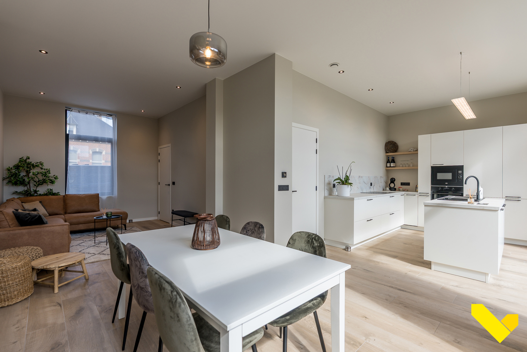 Luxueus gerenoveerde gezinswoning in hartje Geel.  - foto 1