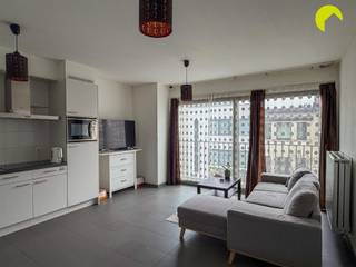 <p><span>Gezellig appartementje met 1 slaapkamer te Mortsel!</span></p><p><span>Op een zeer centrale ligging in hartje Mortsel vinden we dit gezellige appartementje op de tweede verdieping van een recent gebouw met lift.</span></p><p><span>Met trein, tram en bus in de directe omgeving en het winkelcentrum van Mortsel om de hoek, is dit een ideale locatie.</span></p><p><span> </span></p><p><span>Indeling: </span></p><p><span>We komen binnen in de inkomhal, die ons naar de gezellige woonkamer met open keuken leidt.</span></p><p><span>De keuken omvat een koelkast, combi-oven, inductie kookplaat, een dampkap en kastruimte.</span></p><p><span>De badkamer is uitgerust met een douche-cabine, een lavabomeubel en een toilet. Ook aansluiting voor een wasmachine is hier voorzien.</span></p><p><span>Aansluitend is er de slaapkamer die toegang geeft tot het deels overdekte terras (7 m²).</span></p><p><span>Overal in het appartement loopt de grijze tegelvloer door.</span></p><p><span> </span></p><p><span>Bijzonderheden: </span></p><ul><li><span>Geen gemeenschappelijke kosten</span></li><li><span>Huurwaarborg 3 maanden</span></li><li><span>Plaatsbeschrijving €225/partij</span></li><li><span>Beschikbaarheid: 1/03/2026</span></li><li><span>EPC B: 102 kWh/(m²/jaar)</span></li></ul><p><span> </span></p><p><span> </span></p><p><span>Boek nu zelf ONLINE uw afspraak in. Surf naar het betreffende eigendom op onze website <span>www.habicom.be</span></span><span> en klik op de roze knop </span><span>'PLAN EEN BEZOEK'</span><span>. <br />Kies het moment dat u het beste uitkomt, vul de gevraagde contactgegevens in en klik nadien op verzenden om te bevestigen.</span></p><p><span> </span></p>