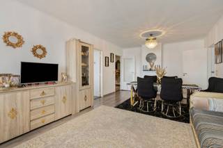 <h1><span>Appartement met prachtig uitzicht op de 6de verdieping in Deurne</span></h1><p><span>Op zoek naar een appartement met ruimte, comfort én een prachtig uitzicht? Dit aangename appartement op de 6de verdieping in Deurne heeft heel wat troeven in huis en is zowel interessant voor eigen bewoning als voor investeerders!</span></p><p><span>Indeling</span></p><p><span>Bij het binnenkomen word je verwelkomd in een verzorgde inkomhal met praktische ingemaakte kasten. Van hieruit kom je in de ruime living, waar je alle plaats hebt om gezellig te ontspannen of vrienden en familie te ontvangen.</span></p><p><span>Aansluitend bevindt zich de praktische keuken, die rechtstreeks toegang biedt tot het terras. Hier geniet je van een fenomenaal uitzicht over Deurne en de wijde omgeving. De ideale plek om de dag rustig te beginnen of 's avonds heerlijk tot rust te komen.</span></p><p><span>Verder beschikt het appartement over twee slaapkamers, een badkamer met ligbad en een apart toilet. Dit zorgt voor extra comfort en privacy.</span></p><p><span>Ook aan opbergruimte is gedacht: de private kelderberging biedt plaats voor alles wat je niet dagelijks nodig hebt.</span></p><p><span>Omgeving</span></p><p><span>Het appartement is gelegen aan de Te Couwelaarlei in Deurne, een stedelijke woonomgeving aan de rand van Antwerpen. De ligging biedt een aangename combinatie van wonen in de stad en genieten van een mooi uitzicht over de omgeving.</span></p><p><span>Bijzonderheden</span></p><p><span>EPC-label B 183 kWh/(m² jaar)</span></p><p><span>Geen renovatieplicht</span></p><p><span>Elektriciteit conform</span></p><p><span>Overal dubbele beglazing met PVC-kaders</span></p><p><span>Collectieve centrale verwarming op stookolie</span></p><p><span>Private kelderberging</span></p><p><span>Terras met panoramisch uitzicht</span></p><p><span>Vaste kosten: 250/maand (inbegrepen: voorschot verwarming, water, minuterie gang, lift, onderhoud gemene delen, onderhoud tuin, syndicus, blokpolis, conciërge en reservekapitaal)</span></p><p><span>Momenteel verhuurd, waardoor het pand ook interessant is als investering</span></p><p><span>P-score: A</span></p><p><span>G-score: A</span></p><p><span>Interesse?</span><span> Ontdek zelf de troeven van dit appartement en laat je verrassen door de ruimte, het comfort en het prachtige uitzicht. Een interessante opportuniteit voor wie op zoek is naar een aangename woonst of een investering in Deurne!</span></p>