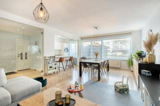 Bent u op zoek naar kwalitatief vastgoed te koop op een uiterst centrale locatie? Dit volledig gestripte en in 2018 gerenoveerde gelijkvloers appartement te koop in Merksem biedt maar liefst circa 129 m² aan hoogwaardige woonruimte. Het pand combineert modern comfort, duurzame technieken en een uitstekende afwerking met een gezellige zuid-tuin en een privatieve garagebox.<br /><br />U betreedt het kleinschalige gebouw via een verzorgde gemeenschappelijke hal. Binnenin het appartement komt u terecht in een ruime inkomhal die plaats genoeg heeft voor grote kasten. Via een dubbele glazen deur heeft u toegang tot de lichtrijke leefruimte. Aansluitend bevindt zich de kwalitatieve open keuken, een ideale plek voor wie houdt van koken en gezellig samenzijn. <br /><br />Het gehele appartement is afgewerkt met een elegante parketvloer die naadloos is doorgetrokken. <br /><br />Via de centrale gang bereikt u de volledig betegelde badkamer voorzien van een inloopdouche, dubbele wastafel en toilet. Daarnaast beschikt het appartement over nog een apart gastentoilet met handenwasser en een praktische berging met aansluiting voor een wasmachine. <br /><br />De drie volwaardige slaapkamers hebben royale oppervlaktes van circa 20, 15 en 12 m². De elektrische rolluiken zorgen voor privacy en veiligheid. Via de linkerslaapkamer stapt u direct de leuke zuid-georiënteerde tuin in, uitgerust met een handige tuinberging en een recent vernieuwde afsluiting. Via een poortje in de tuin wandelt u zo naar de achterliggende garagebox die voorzien is van een elektrische sectionale poort.<br /><br />Bijzonderheden:<br />- Energiezuinig: condensatieketel op gas, zonnepanelen (4.000 Wp) en thuisbatterij (4 kwH)<br />- Elektriciteit conform<br />- Kleinschalig gebouw met lage gemeenschappelijke kosten en aparte meters<br />- Zonnige zuid-tuin <br />- Garagebox inbegrepen in de prijs<br /><br />De ligging aan de Maantjessteenweg in Merksem is uiterst praktisch. Met een bushalte en diverse winkels vlak voor de deur, en scholen en parken op wandelafstand, heeft u alles binnen handbereik. Dit maakt het de ideale kans voor wie een instapklaar appartement wil kopen in Merksem.<br /><br />Bent u geïnteresseerd om dit vastgoed te kopen in Merksem? Aarzel dan niet om ons te contacteren. Het Dewaele vastgoedkantoor van Merksem te Lambrechtshoekenlaan 183 staat graag tot uw dienst. Had u graag een gratis schatting van uw eigendom via ons immokantoor? Bel ons voor een vrijblijvend gesprek of mail naar maxime.weyler@dewaele.com.<br /><br />Bestuursmaatregelen in het maatregelenregister: nee