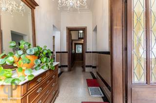 Laat U verrassen door deze authentieke herenwoning, met een riante 400 m² bewoonbare oppervlakte en ingerichte praktijkruimtes (voorheen tandarts...