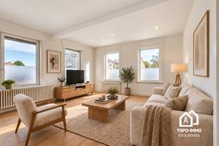 <p>TOPO-IMMO biedt u deze ruime solide woning aan met heel wat mogelijkheden. Het pand is aan renovatie toe, wat een mooie kans biedt om de woning volgens eigen smaak in te richten. Momenteel heeft het gelijkvloers volgende indeling: Ruime woonkamer van 28m² met aansluitend een eetplaats van 17m². en een aparte keuken(11m²). Via de nachthal op de eerste verdieping bereik je de 4 slaapkamers(17 m², 14 m², 14 m² en 13 m²) en een badkamer. De zolder, te bereiken via de vaste trap, heeft een oppervlakte van 37m². De woning beschikt over een terras en parkeerplaats. Kelder aanwezig. Renovatieplicht van toepassing. Winkels, scholen en openbaar vervoer in de buurt. Geïnteresseerd in deze woning? Maak een afspraak ter plaatse en kom de mogelijkheden ontdekken.</p>