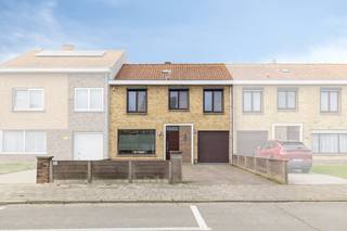 Op een perceel van 300 m² bevindt zich deze volledig gerenoveerde en instapklare woning met maar liefst 4 slaapkamers. Dankzij het gunstige EPC-label (B), de zonnepanelen, de ruime garage en de zonnige, zuidgerichte tuin, geniet u hier van comfortabel en energiezuinig wonen.Zoek je immo in Lo-Reninge? Lees dan zeker verder.INDELINGGelijkvloers:- inkom met gastentoilet- lichtrijke leefruimte met zicht op de tuin- aparte geïnstalleerde keuken- inpandige garage met automatische poort- technische ruimte/berging1e verdieping:- nachthal- 4 ruime slaapkamers- badkamer met wasmeubel, ligbad/douche en toiletDe woning beschikt bovendien over een zolder, bereikbaar via een plooitrap, ideaal als extra bergruimte.Buiten geniet u van een aangename, zuidgerichte tuin met aangelegd terras en tuinhuis, perfect om in alle rust van de zon te genieten.ALGEMEEN:- 4 ruime slaapkamers- EPC label B- Conforme elektrische installatie- Zonnepanelen- Zuidgerichte tuin- Inpandige garageBestuursmaatregelen in het maatregelenregister: in aanvraag