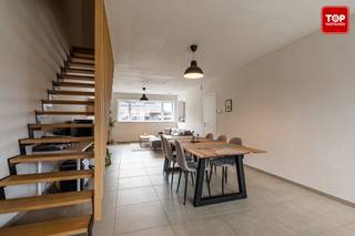 Deze halfopen woning is gelegen in een rustige, kindvriendelijke en recente wijk in een doodlopende straat. Winkels, scholen en invalswegen...
