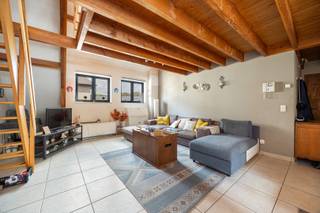 Op zoek naar een gezellige stek in het bruisende centrum van Lier? Dan is dit duplex appartement helemaal jouw ding!<br />Met 55 m² woonoppervlak, slim verdeeld over twee verdiepingen, biedt dit knappe appartement alles wat je nodig hebt. De duplex-indeling zorgt voor een aangenaam ruimtegevoel en een fijne scheiding tussen leef- en slaapruimte.<br />Het zonnige terras van 4 m² is de perfecte plek voor ontspanning. <br />Het appartement ligt op de tweede verdieping, wat zorgt voor extra rust en privacy. Winkels, terrasjes, restaurants en openbaar vervoer liggen op wandelafstand.<br /><br />EPC: 374 kWh/m².<br /><br />Kortom: een instapklare duplex met karakter, op een toplocatie. Snel zijn is de boodschap! Momenteel verhuurd aan 730 euro + 40 euro A.O.<br /><br />Interesse? Plan vandaag nog je bezoek. Mogelijkheid tot aankoop van staanplaats in de ondergrondse parking.