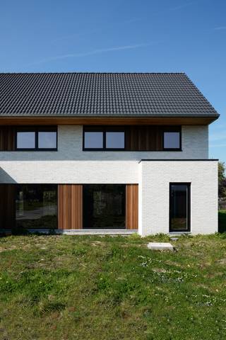 Ontdek deze nieuw opgebouwde woning aan de Joseph Hanoullestraat in Roeselare, in een doodlopend straatje van een zeer rustige en kindvriendelijke woonbuurt. Deze laatste beschikbare woning op lot 4 heeft een grondoppervlakte van 419 m<sup>2</sup>. Er werd ondertussen een eigen oprit aangelegd aan de woning en er is de mogelijkheid om een carport aan te bouwen.<br /><br />Op het gelijkvloers is er één open en lichtrijke leefruimte met een open keuken, eethoek en zithoek. Vanuit de keuken is er handig toegang tot een berging. In de inkom is er een gastentoilet. Op de verdieping zijn er 2 ruime slaapkamers, een apart toilet en een badkamer met bad, een wastafel met dubbele lavabo en een inloopdouche. Er is een vaste trap naar een ruime zolderruimte met een aparte technische ruimte.<br /><br />Deze all-in prijs excl. kosten omvat zowel de grond als een volledig afgewerkte, instapklare woning. Alle afwerkingen en voorzieningen zijn inbegrepen: een budget voor keuken en badkamer inclusief sanitair, warmtepomp, zonnepanelen, vloerverwarming, keuringen, terras, oprit en afsluiting. Enkel de wettelijke kosten zijn hierin nog niet opgenomen.<br /><br />Contacteer ons voor een bezoek ter plaatse of vraag vrijblijvend informatie via onze bouwadviseur Sam Borrey: <strong>sam@dumobil.be</strong> | <strong>0483 210 133</strong> | Bezoek de <strong><u>website</u></strong>: <strong>www.dumobil.be/nl/woonprojecten/projecten/roeselare-joseph-hanoullestraat</strong>.