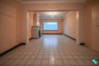 Deze eengezinswoning met 2 slaapkamers geniet van een rustige, doch gunstige ligging te Izegem. De woning heeft een bewoonbare oppervlakte van ca...