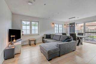 Ben je op zoek naar een jonge instapklare, energiezuinige woning met ruimte, licht en een hedendaagse afwerking? Dan is deze moderne...