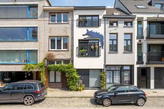 <pre><span>À deux pas du centre de Gand, découvrez cette maison à l'intérieur unique. Son agencement joue avec les espaces et la lumière, donnant une impression de grandeur insoupçonnée de l'extérieur.

Le hall d'entrée, équipé d'un local à vélos, dessert directement les différentes pièces de la maison. Au rez-de-chaussée, une salle de bains parfaitement équipée et une chambre s'ouvrent sur un jardin paysager. Un bassin et une terrasse avec un espace détente offrent une intimité et une tranquillité absolues, ainsi qu'un cadre idéal pour profiter du plein air entre amis durant l'été.

L'escalier mène au premier étage, où une cuisine lumineuse et entièrement équipée, rénovée en 2025, communique avec la salle à manger offrant une vue sur le jardin. Un bureau peut y être aménagé. Au deuxième étage, la partie avant, actuellement aménagée en bureau, peut facilement être transformée en chambre. La partie arrière, quant à elle, est meublée en un salon confortable donnant sur un jardin privé appartenant à la ville de Gand. L'emplacement permet également un accès rapide aux grands axes routiers aux heures de pointe.

Caractéristiques techniques :

- Triple vitrage, remplacé en 2021

- Toiture remplacée en 2024

- Parquet massif en chêne aux premier et deuxième étages

- Arrivée d'eau et évacuation prévues pour une salle de bains

Nous serions ravis de vous accueillir sur place pour une visite détaillée.

Tél. 09 274 15 53
Courriel : floris@cornelis-goeman.be</span></pre>