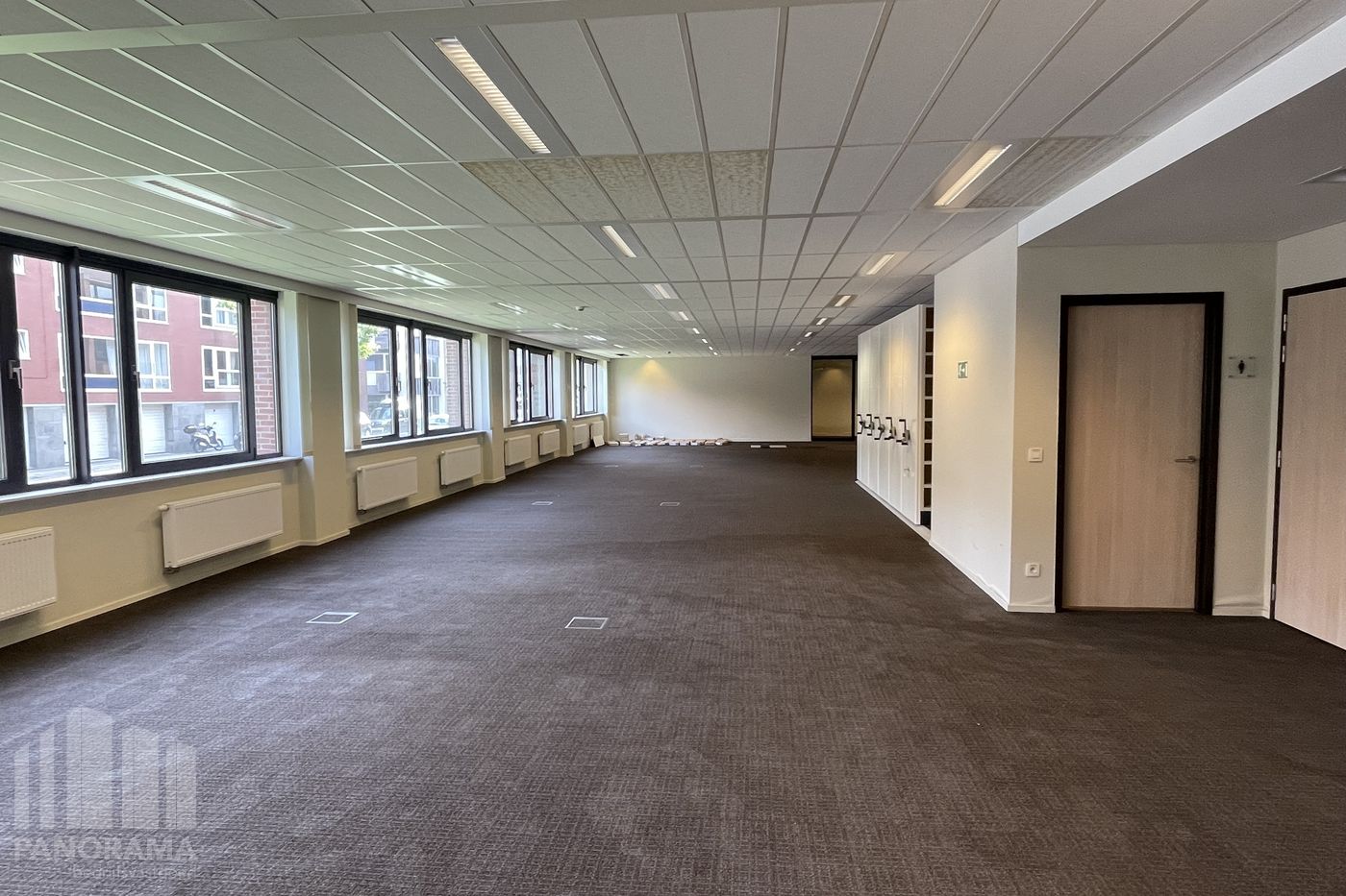 Lichtrijke ruime kantoorruimte met open indeling in het hart van Brugge - photo 5