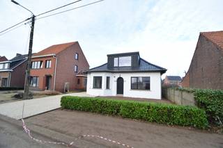 Volledig gerenoveerde woning met 3 ruime slaapkamers op een perceel van 620m² nabij het centrum van Tielen. De woning is volledig...