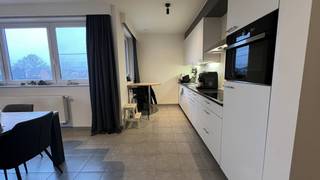 Bent u op zoek naar een energiezuinige en ruime thuis in de hoofdstad van de smaak? Dit instapklaar pand in Hasselt biedt met een oppervlakte van 101 m² en een uitstekend EPC-label A alle modern comfort. Het gebouw is voorzien van een lift, wat bijdraagt aan het wooncomfort van dit appartement dat nu wordt aangeboden voor verhuur.Indeling: verdiep +1: - inkomhal- berging- toilet- woonkamer- keuken- 2 slaapkamers- badkamer- terrasverdiep -1: - fietsenberging Dit appartement in Hasselt is gelegen in een rustige residentiële buurt in Kuringen. De locatie in de Pierre Coxstraat is ideaal voor wie rustig wil wonen, maar toch een vlotte bereikbaarheid wenst. Wie een modern appartement wil huren, geniet hier van de nabijheid van winkels, scholen en de belangrijke verbindingswegen rondom de stad.Binnen de lokale sector van het vastgoed is een EPC-label A een sterke troef, wat resulteert in een laag energieverbruik voor de toekomstige bewoners. Dit maakt het pand in Hasselt een zeer kwalitatieve keuze op de huurmarkt.Heeft u interesse in dit appartement te huur in Hasselt? Neem dan vandaag nog contact op met ons kantoor voor verdere inlichtingen of een afspraak ter plaatse.De snelste manier om een bezoek te brengen aan dit appartement? Vraag je bezoek aan via de rode knop op onze website (www.dewaele.com).Telefonisch kunnen er geen afspraken gemaakt worden.Tot binnenkort