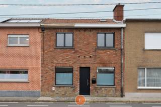 Ontdek deze charmante woning met 3 slaapkamers en tuin.De woning werd grondig vernieuwd in 2020 en beschikt over een gunstig EPC-label C en conforme...