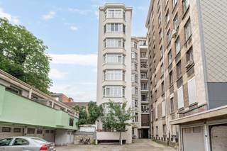 Ruim en lichtrijk appartement van 132 m² met terras op het gelijkvloers – te moderniseren<br /><br />Bent u op zoek naar een ruime en comfortabele woning in het hart van Antwerpen?<br />Dit gelijkvloers appartement van ca. 132 m² biedt u optimaal wooncomfort, een aangenaam terras, en het grote voordeel van wonen zonder trappen.<br /><br />✨ Troeven op een rij:<br /><br />Oppervlakte: ±132 m²<br /><br />Slaapkamers: 3 volwaardige, ruime slaapkamers<br /><br />Badkamer: met ligbad en toilet<br /><br />Extra: afzonderlijk gastentoilet<br /><br />Buitenruimte: terras met voldoende plaats voor een zitje<br /><br />Gelegen op een centrale en toch rustige locatie in Antwerpen, combineert dit appartement ruimte, lichtinval, terras en bereikbaarheid.<br /><br />Een ideale opportuniteit voor wie op zoek is naar een lichtrijk appartement met veel potentieel dat u volledig naar eigen smaak kan opfrissen!