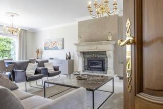 Statige open bebouwing met bijgebouw op groot perceel, volledig gelegen in woongebied!Deze karaktervolle woning, gebouwd in 1986 en gerenoveerd...