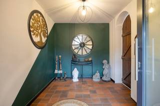 Ontdek deze voormalige hoeve, met zorg omgevormd tot een ruime gezinswoning vol charme en mogelijkheden. Gelegen op een mooi perceel met lange...