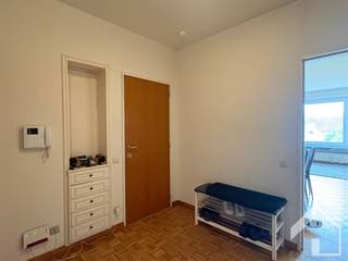 <p><span>Instapklaar 2-slaapkamerappartement met terras en autostaanplaats</span></p><p><span>Op de tweede verdieping van een verzorgd gebouw bevindt zich dit aangenaam en lichtrijk 2-slaapkamerappartement met autostaanplaats en praktische indeling.</span></p><p><span>Het appartement beschikt over een ruime leefruimte met toegang tot een gezellig terras. Verder heeft u een volledig uitgeruste keuken en deze geeft eveneens uit op een klein bijkomend terras.</span></p><p><span>Verder omvat het appartement één ruime slaapkamer en een tweede kamer die ideaal dienst doet als kinderkamer, bureau of dressing. De badkamer is uitgerust met een douche, wastafel, toilet en aansluiting voor een wasmachine.</span></p><p><span>Via de ruime inkomhal bereikt u alle vertrekken van het appartement. Op het gelijkvloers is bovendien een private berging voorzien. Een autostaanplaats in de garage maakt het geheel compleet.</span></p><p><span>De maandelijkse provisie bedraagt 100 en omvat het waterverbruik, de verwarming en de algemene kosten.</span></p><p><span> </span></p><p><span>Interesse? Contacteer Immo Matrix-Kolum</span><span> </span></p>