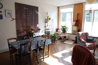 Je kan je geen betere ligging voorstellen van dit aangenaam en licht appartement:
- Vlakbij de Kloosterstraat, het Zuid, het historisch centrum, de Schelde, openbaar vervoer, deelfietsen, winkels, horeca, cultuur….en dit alles op wandelafstand!
- De rustige straat vlakbij invalswegen, is een echte troef.
De trap of de comfortabele lift brengt je naar de eerste verdieping van dit kleinschalig gebouw.
Het appartement heeft een ruime living waar het licht mooi binnenvalt. De originele blokjesparket geeft een extra gezellige sfeer!
De compacte keuken geeft toegang tot een supertof terras waar je meer dan voldoende plek hebt voor veeeel groen. Je maakt hier een échte oase in de stad waar je kan genieten van de rust na een drukke werkdag, een lekker gerechtje of aperitief met vrienden en/of familie of…..
De slaapkamer met hoogslaper ligt rustig aan de achterkant van het gebouw. Hier kan je ook je kantoor of hobbyruimte maken. Houd je niet van een hoogslaper, dan is er meer dan voldoende ruimte om een groot bed te installeren en de bovenruimte als extra berging te gebruiken. De airco zorgt ook in de zomer voor een deugddoende nachtrust!
In de badkamer is er een tof bad en een inbouwkast voor al je spullen. De doucheruimte heeft een lavabo, een toilet en een douche. Extra luxe!
Bijkomende troeven :
Gunstig EPC
- recent geplaatste rolluiken aan alle ramen,
- dubbele beglazing met extra isolerend glas aan de voorgevel,
- een zuinige gascondensatie CV-ketel,
- een airco en vliegenramen in de slaapkamer,
Lage maandelijkse kosten,
De auto kan je (gratis) kwijt op de buurtparking.
Zin om van dit toffe appartement jouw nieuwe thuis te maken? Bel Dreambuilding op 0475-95 27 11 of mail naar immo@dreambuilding.be