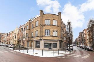 Gelegen in Jette, op een steenworp van Belgica, biedt dit appartement van ca. 78 m² een aangename woonomgeving waar de charme van de wijk...